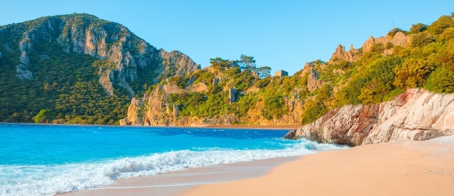 Feiner Sand und blaues Meer in der Türkei