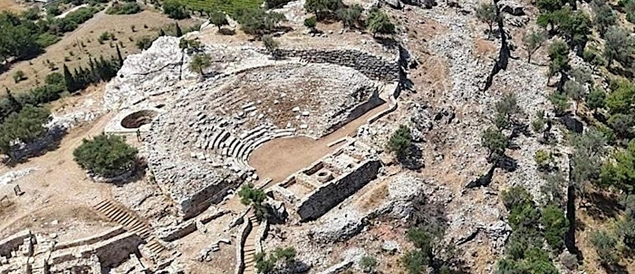 Amos'un antik tiyatrosundaki kazılar tüm hızıyla devam ediyor