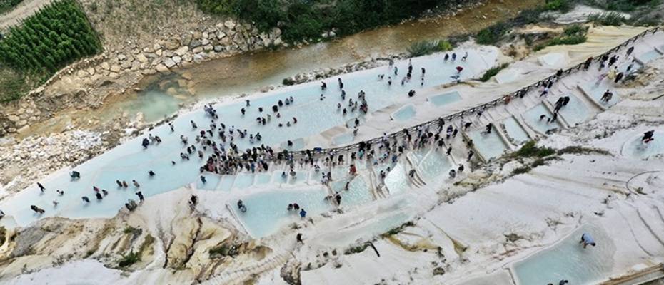Göksu Travertenleri ve Mavigöl Turkuaz Renkleriyle Turizmin Gözdesi