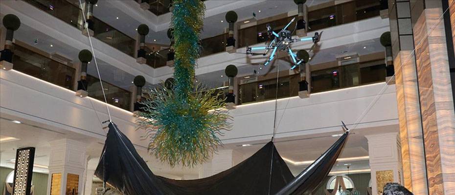 Lüks otellerde 18 metrelik avizeler dronla temizleniyor - Lesen Sie die Nachrichten?>