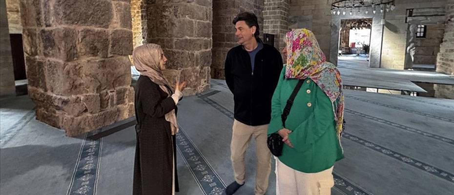 Gönüllü gençler Antalya’nın tarihi ve kültürel mirasını turistlere anlatıyor - Lesen Sie die Nachrichten?>