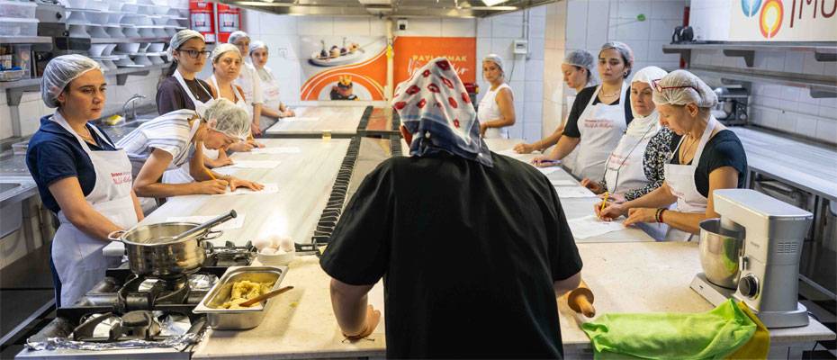 Bornova'da mutfak atölyeleri farklı lezzetleri katılımcılarla buluşturuyor - Lesen Sie die Nachrichten?>