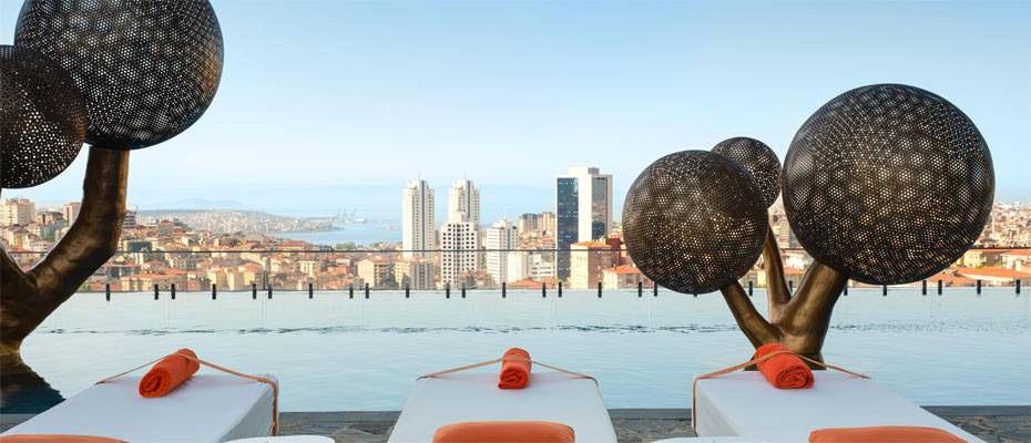 İstanbul sıcağına karşı şehir manzaralı havuz molası - Lesen Sie die Nachrichten?>