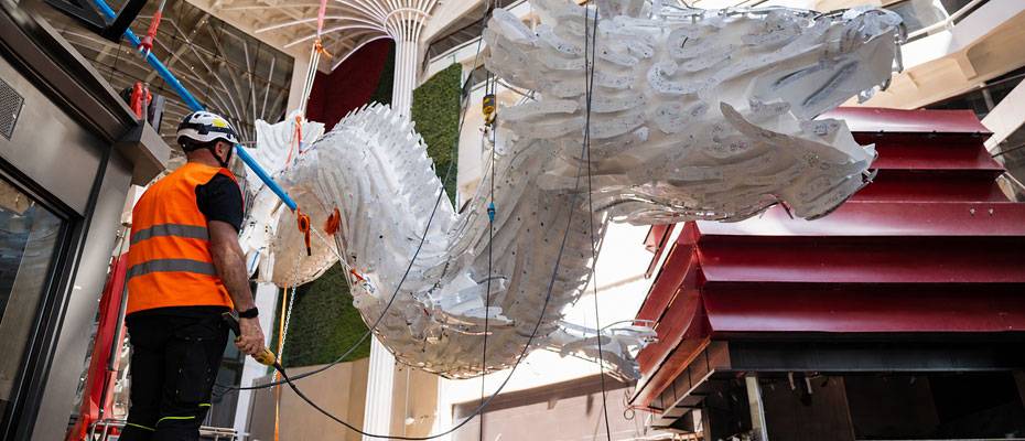 Zwölf Meter langer Drache schwebt über der MSC World Asia - Lesen Sie die Nachrichten