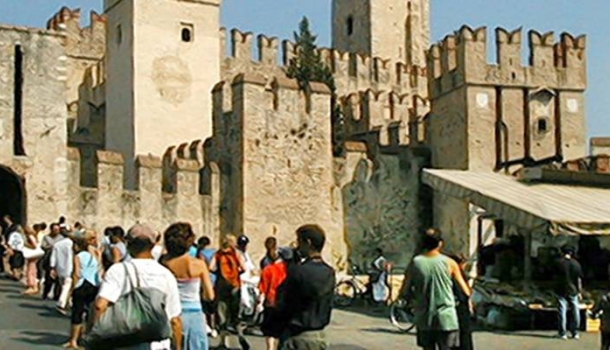 Massentourismus am Gardasee: Sirmione von Touristen überrannt