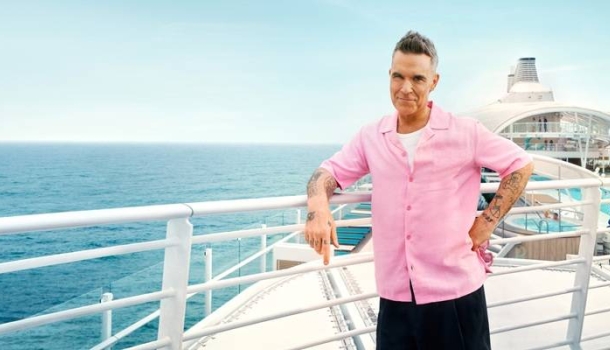 Robbie Williams tritt in der neuen Kampagne für Mein Schiff Relax auf