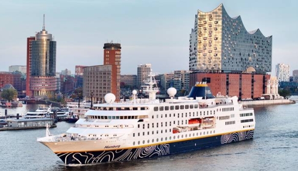 Hochsee-Kreuzfahrtschiff MS »Hamburg« fährt auf drei Flüssen