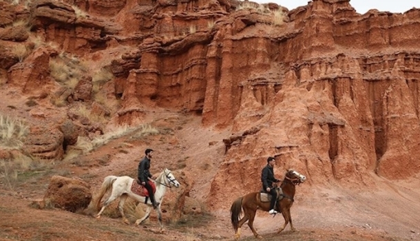 Narman Peribacaları doğaseverleri atlı safariyle buluşturuyor - Haberi Oku
